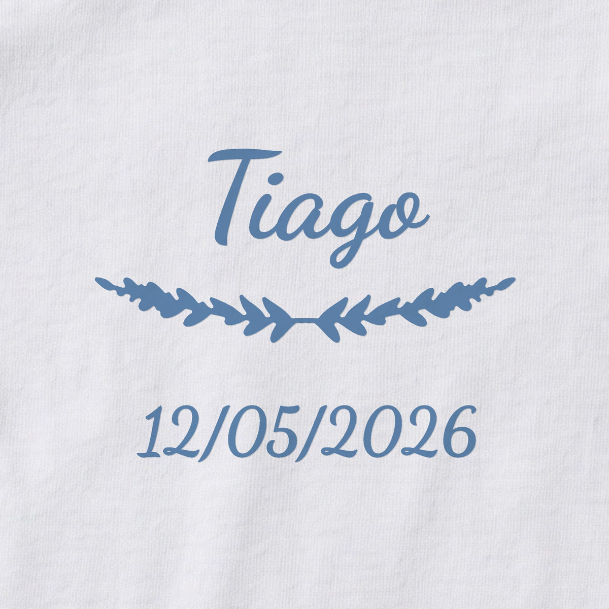 Body bébé personnalisé Tiago — gros plan du marquage « Tiago », ornement Brindilles et date de naissance « 12/05/2026 »