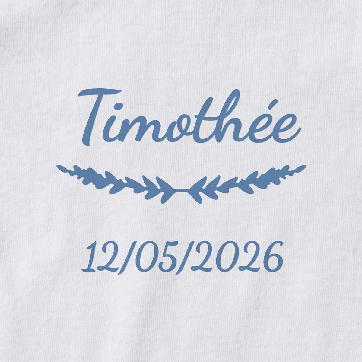 Body bébé personnalisé Timothée — gros plan du marquage « Timothée », ornement Brindilles et date de naissance « 12/05/2026 »