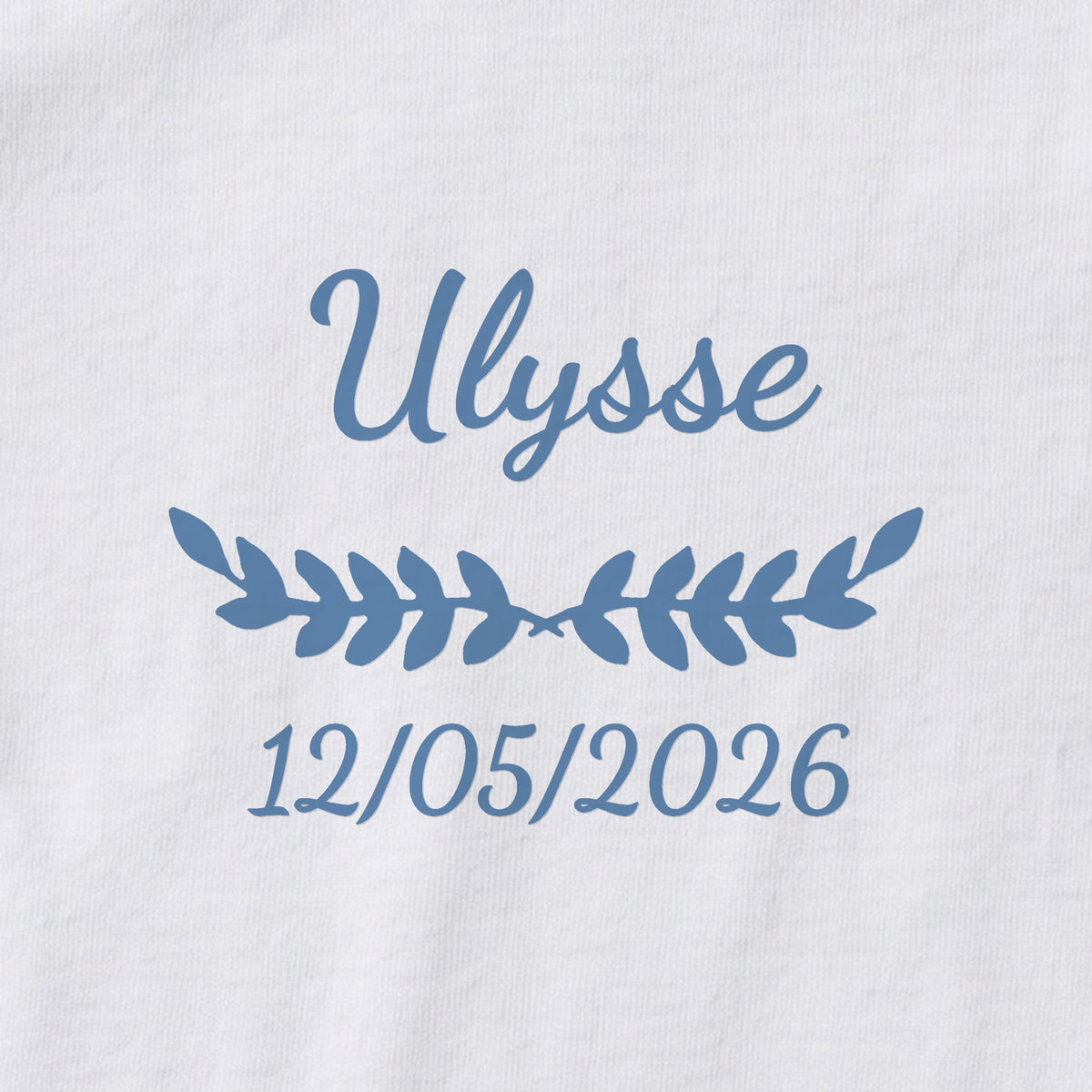 Body bébé personnalisé Ulysse — gros plan du marquage « Ulysse », ornement Feuillage et date de naissance « 12/05/2026 »