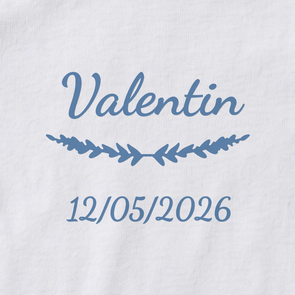 Body bébé personnalisé Valentin — gros plan du marquage « Valentin », ornement Brindilles et date de naissance « 12/05/2026 »