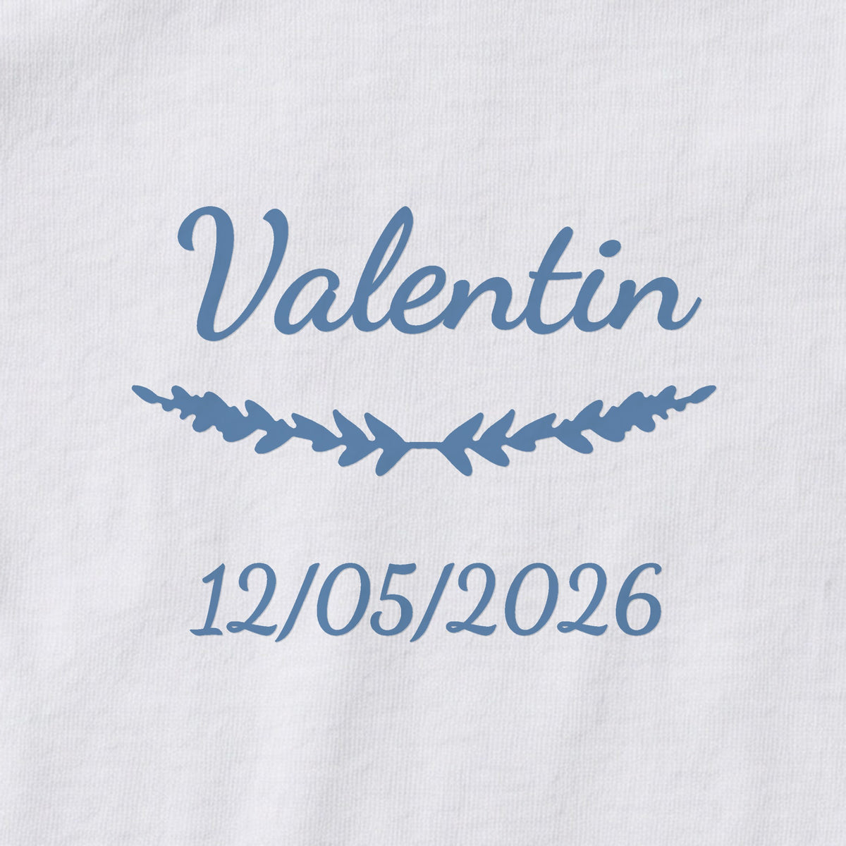 Body bébé personnalisé Valentin — gros plan du marquage « Valentin », ornement Brindilles et date de naissance « 12/05/2026 »