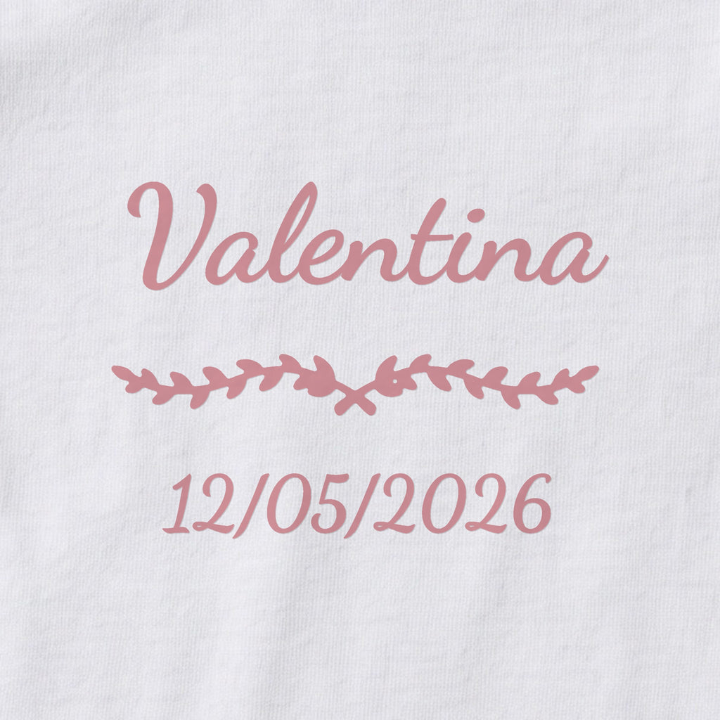 Body bébé personnalisé Valentina — gros plan du marquage « Valentina », ornement Liane et date de naissance « 12/05/2026 »
