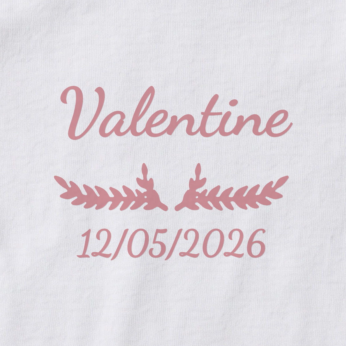 Body bébé personnalisé Valentine — gros plan du marquage « Valentine », ornement Bouquet et date de naissance « 12/05/2026 »