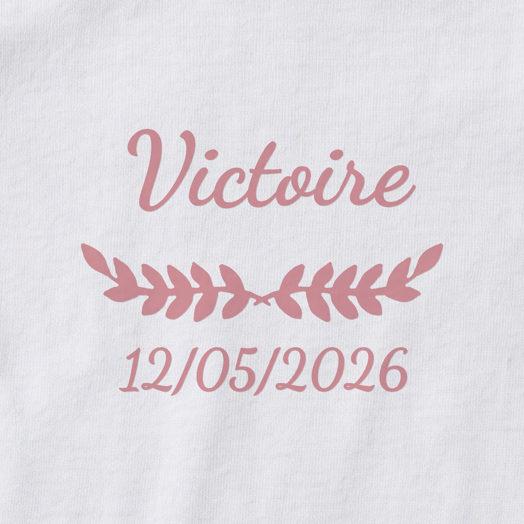 Body bébé personnalisé Victoire — gros plan du marquage « Victoire », ornement Feuillage et date de naissance « 12/05/2026 »