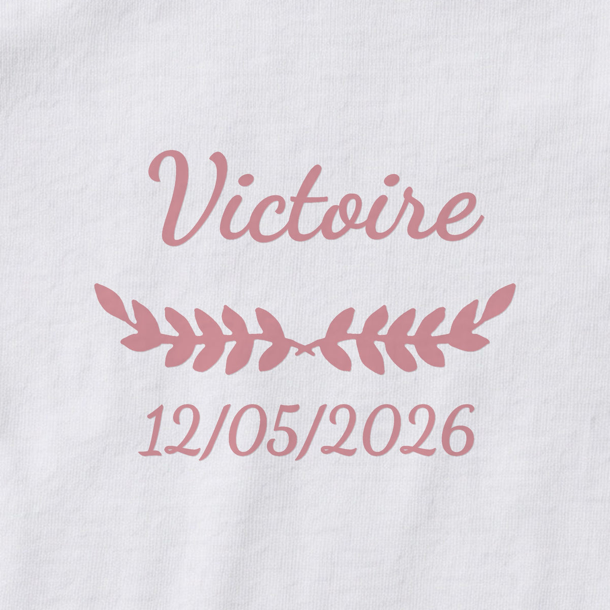 Body bébé personnalisé Victoire — gros plan du marquage « Victoire », ornement Feuillage et date de naissance « 12/05/2026 »