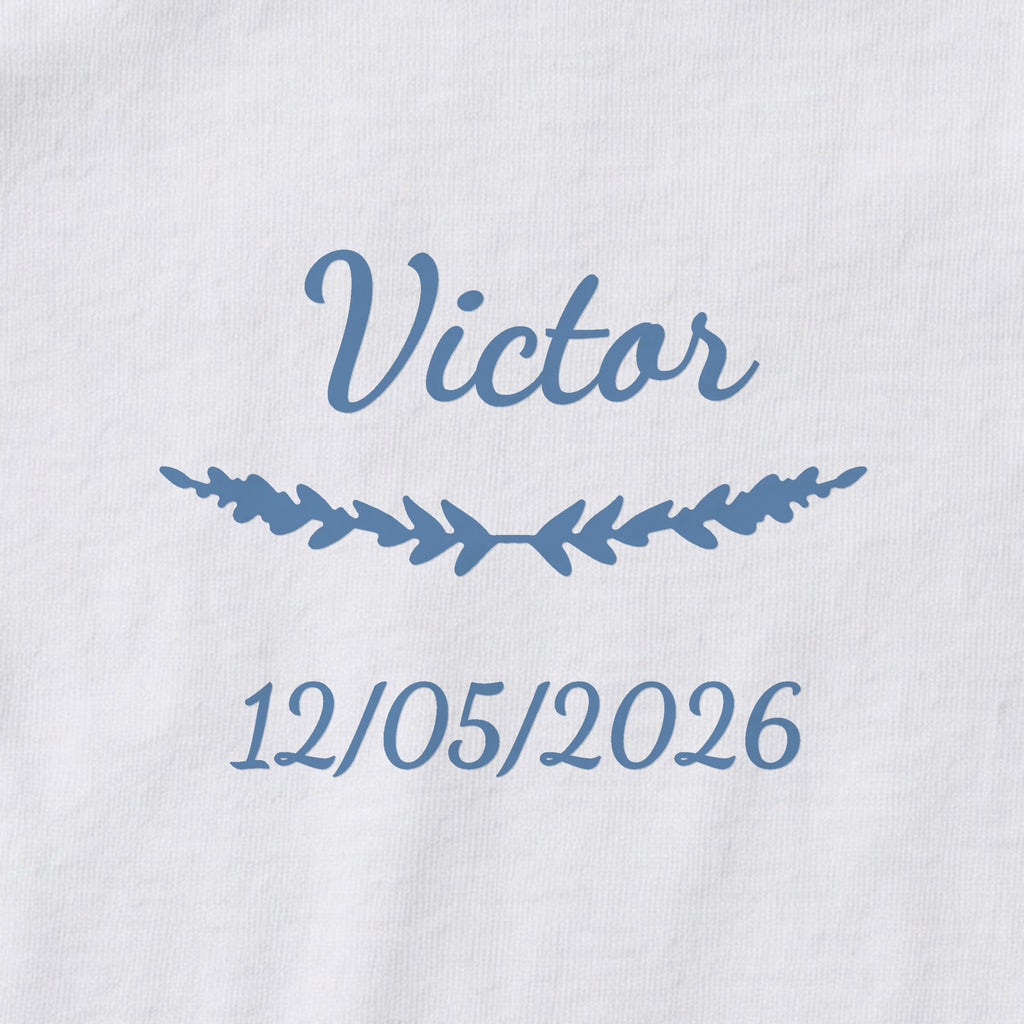 Body bébé personnalisé Victor — gros plan du marquage « Victor », ornement Brindilles et date de naissance « 12/05/2026 »