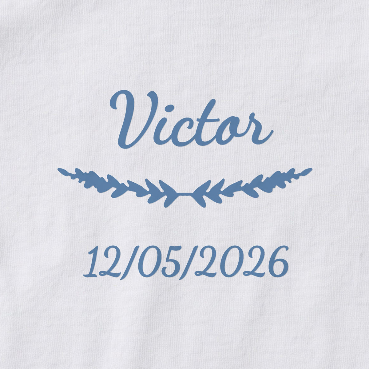 Body bébé personnalisé Victor — gros plan du marquage « Victor », ornement Brindilles et date de naissance « 12/05/2026 »