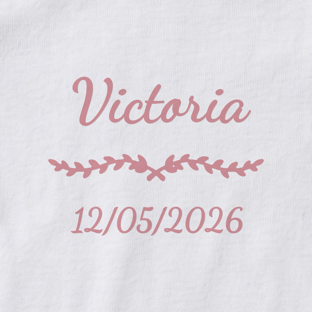 Body bébé personnalisé Victoria — gros plan du marquage « Victoria », ornement Liane et date de naissance « 12/05/2026 »