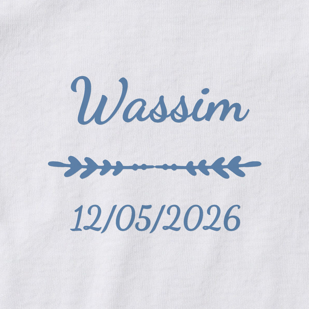 Body bébé personnalisé Wassim — gros plan du marquage « Wassim », ornement Flèche et date de naissance « 12/05/2026 »