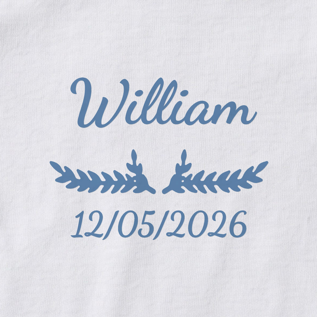 Body bébé personnalisé William — gros plan du marquage « William », ornement Bouquet et date de naissance « 12/05/2026 »