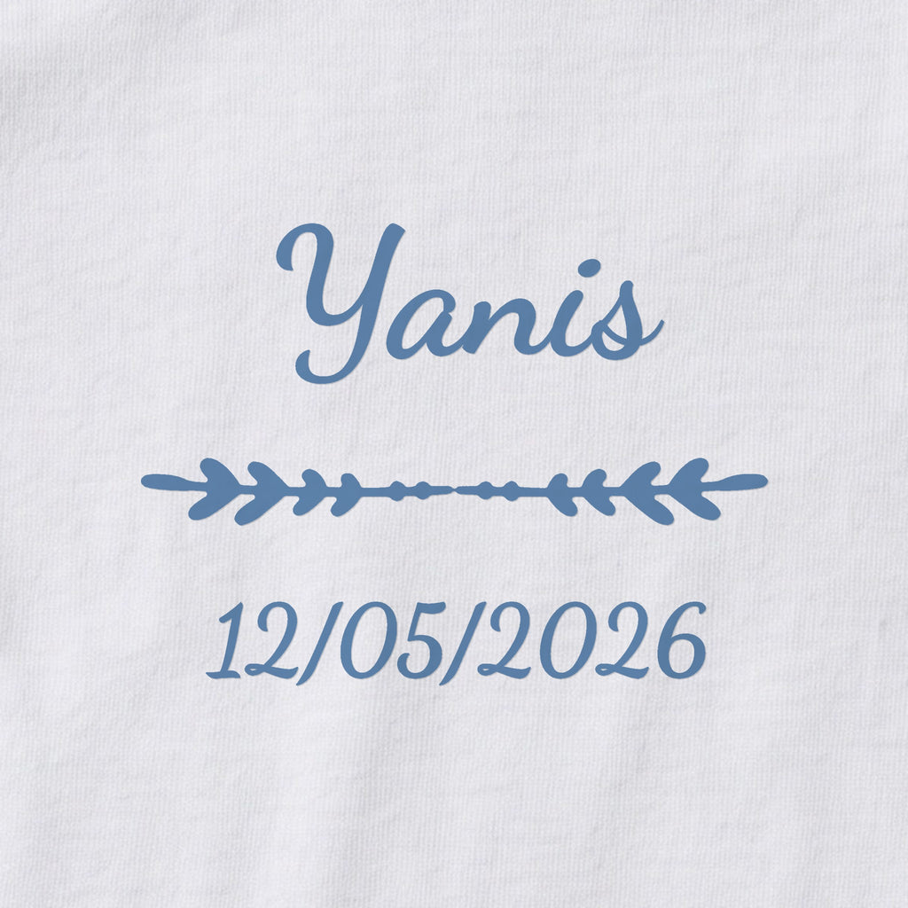 Body bébé personnalisé Yanis — gros plan du marquage « Yanis », ornement Flèche et date de naissance « 12/05/2026 »