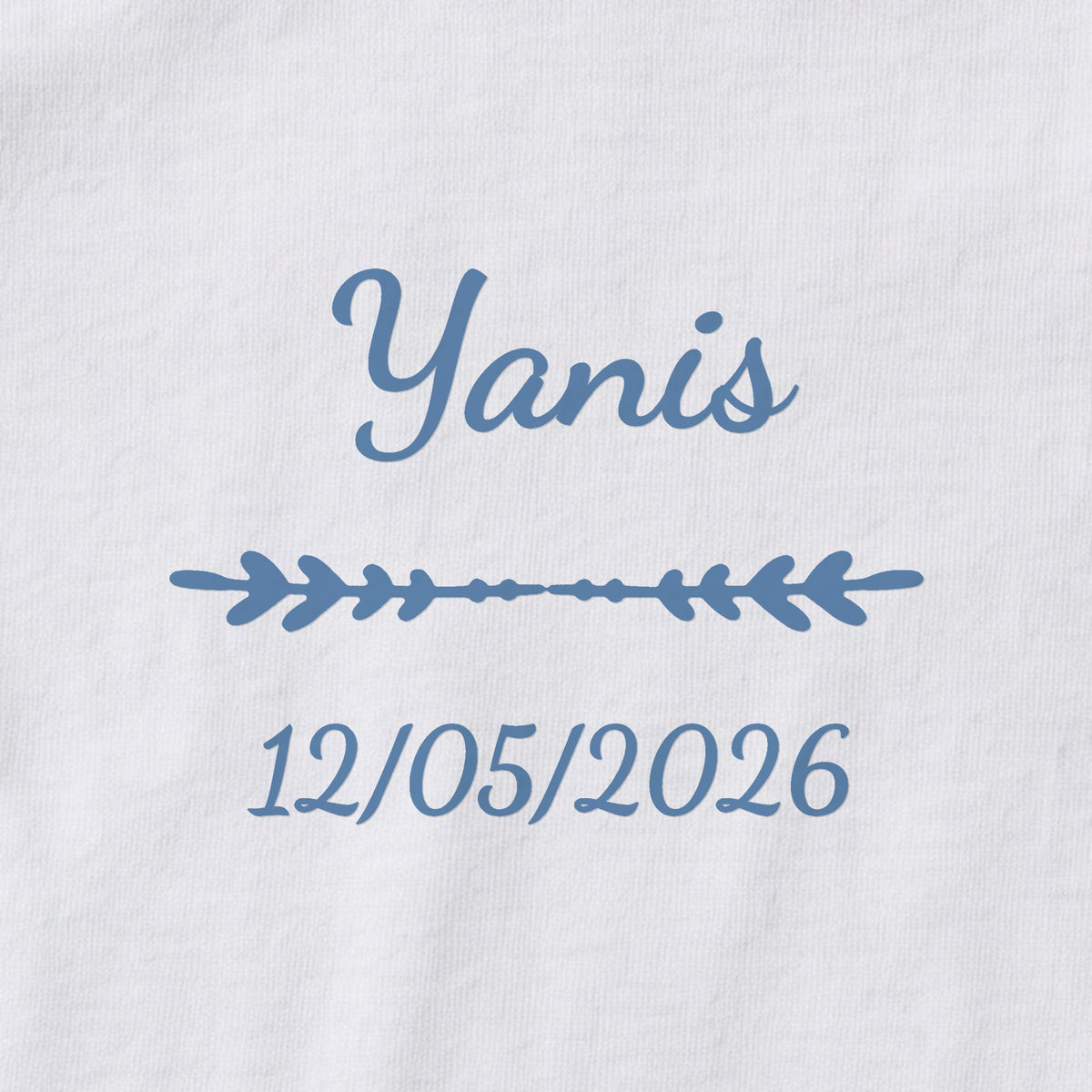Body bébé personnalisé Yanis — gros plan du marquage « Yanis », ornement Flèche et date de naissance « 12/05/2026 »