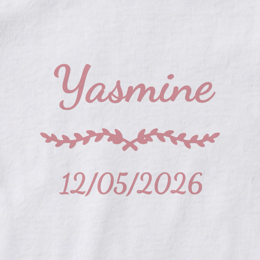 Body bébé personnalisé Yasmine — gros plan du marquage « Yasmine », ornement Liane et date de naissance « 12/05/2026 »