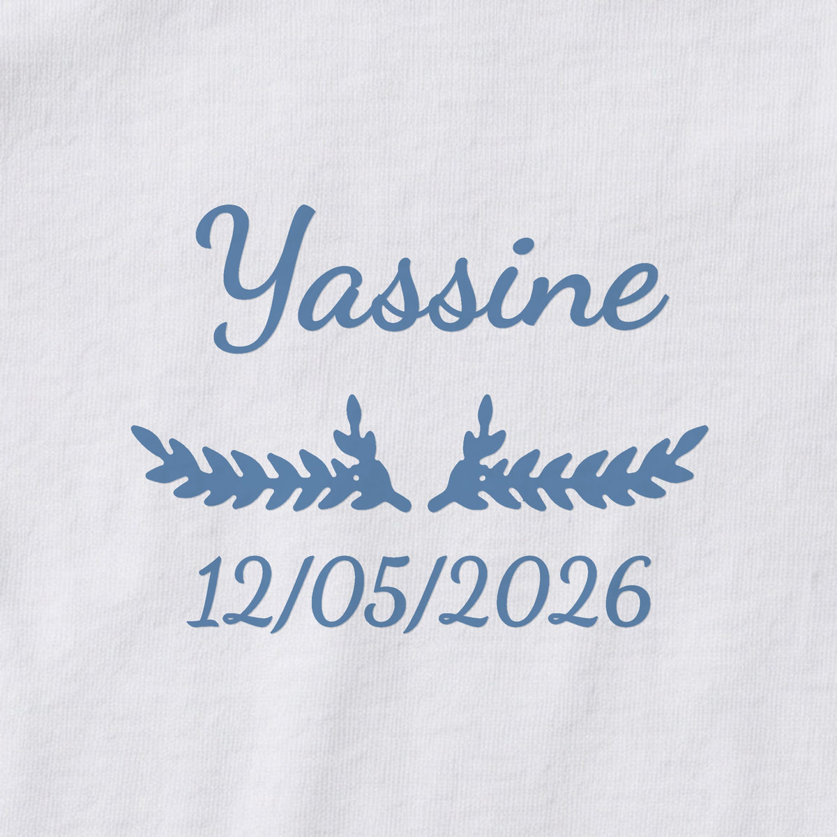 Body bébé personnalisé Yassine — gros plan du marquage « Yassine », ornement Bouquet et date de naissance « 12/05/2026 »
