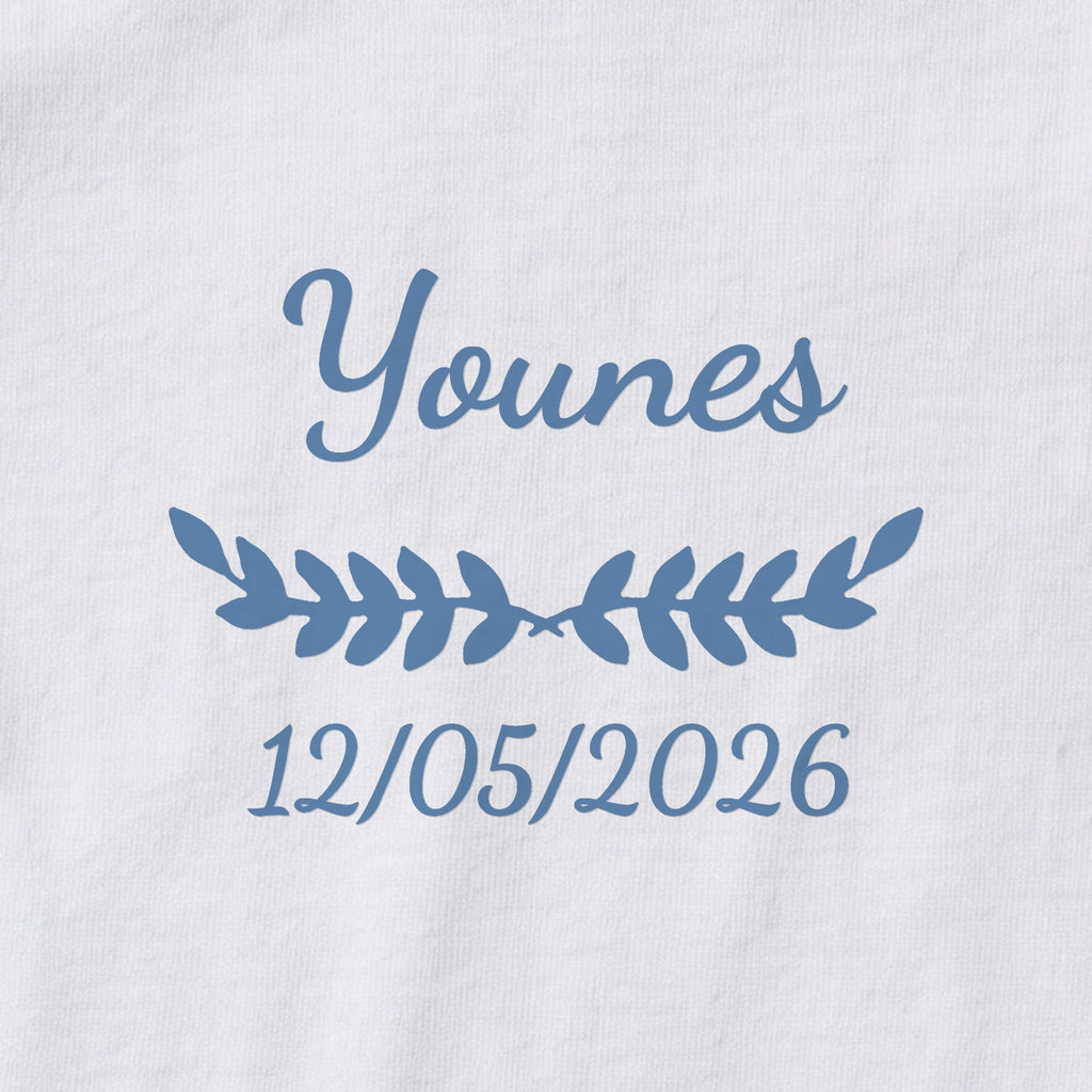 Body bébé personnalisé Younes — gros plan du marquage « Younes », ornement Feuillage et date de naissance « 12/05/2026 »