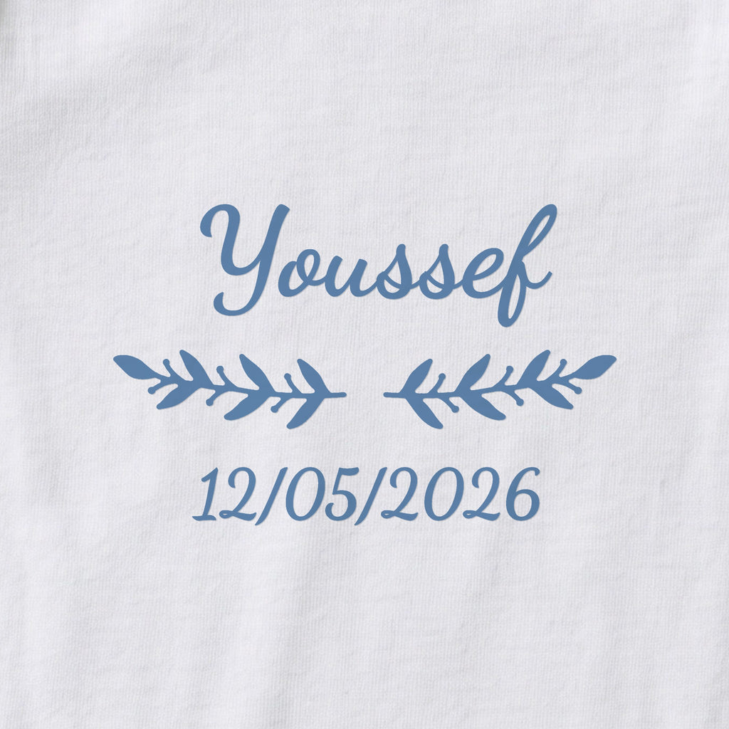 Body bébé personnalisé Youssef — gros plan du marquage « Youssef », ornement Rameaux et date de naissance « 12/05/2026 »
