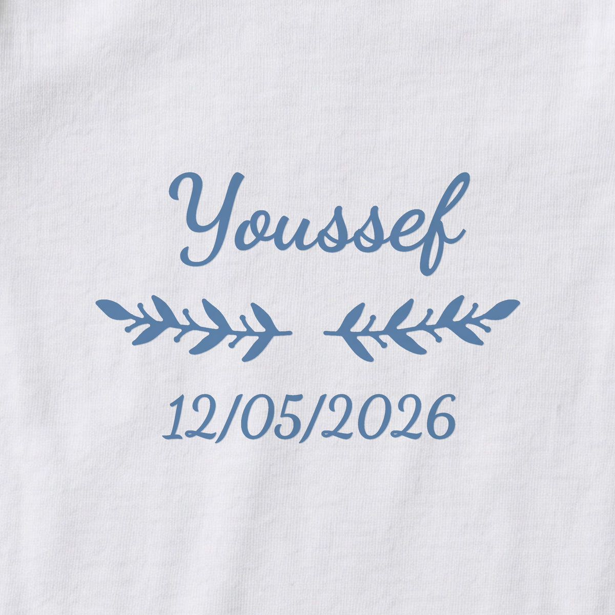 Body bébé personnalisé Youssef — gros plan du marquage « Youssef », ornement Rameaux et date de naissance « 12/05/2026 »