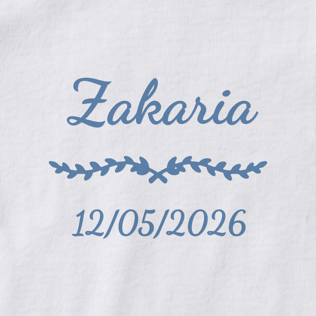 Body bébé personnalisé Zakaria — gros plan du marquage « Zakaria », ornement Liane et date de naissance « 12/05/2026 »