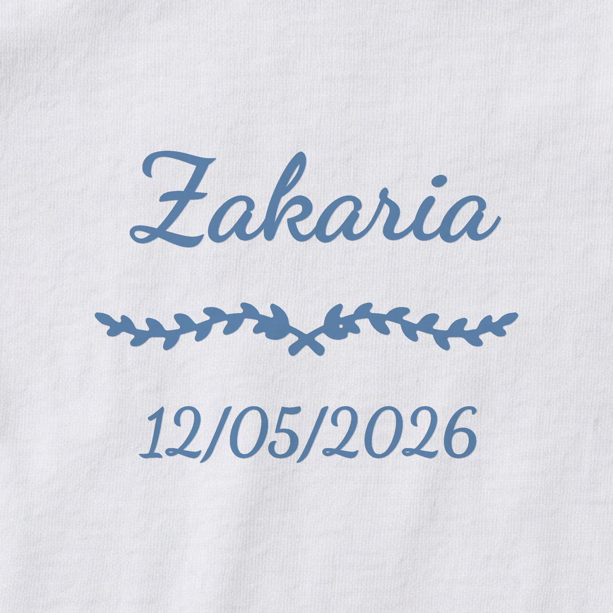Body bébé personnalisé Zakaria — gros plan du marquage « Zakaria », ornement Liane et date de naissance « 12/05/2026 »