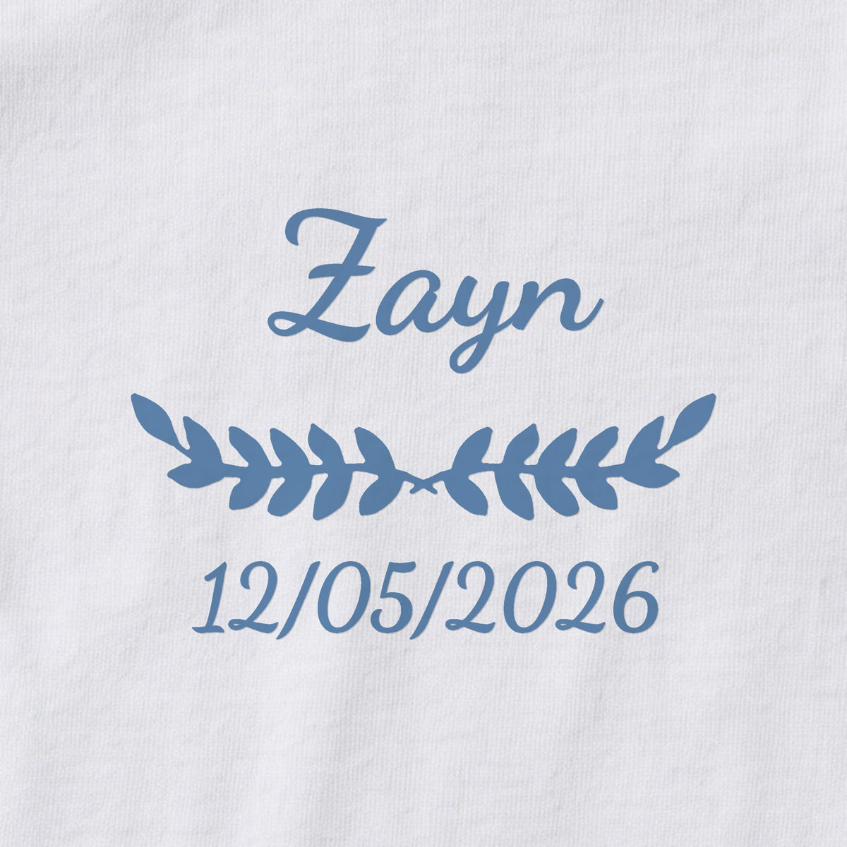 Body bébé personnalisé Zayn — gros plan du marquage « Zayn », ornement Feuillage et date de naissance « 12/05/2026 »