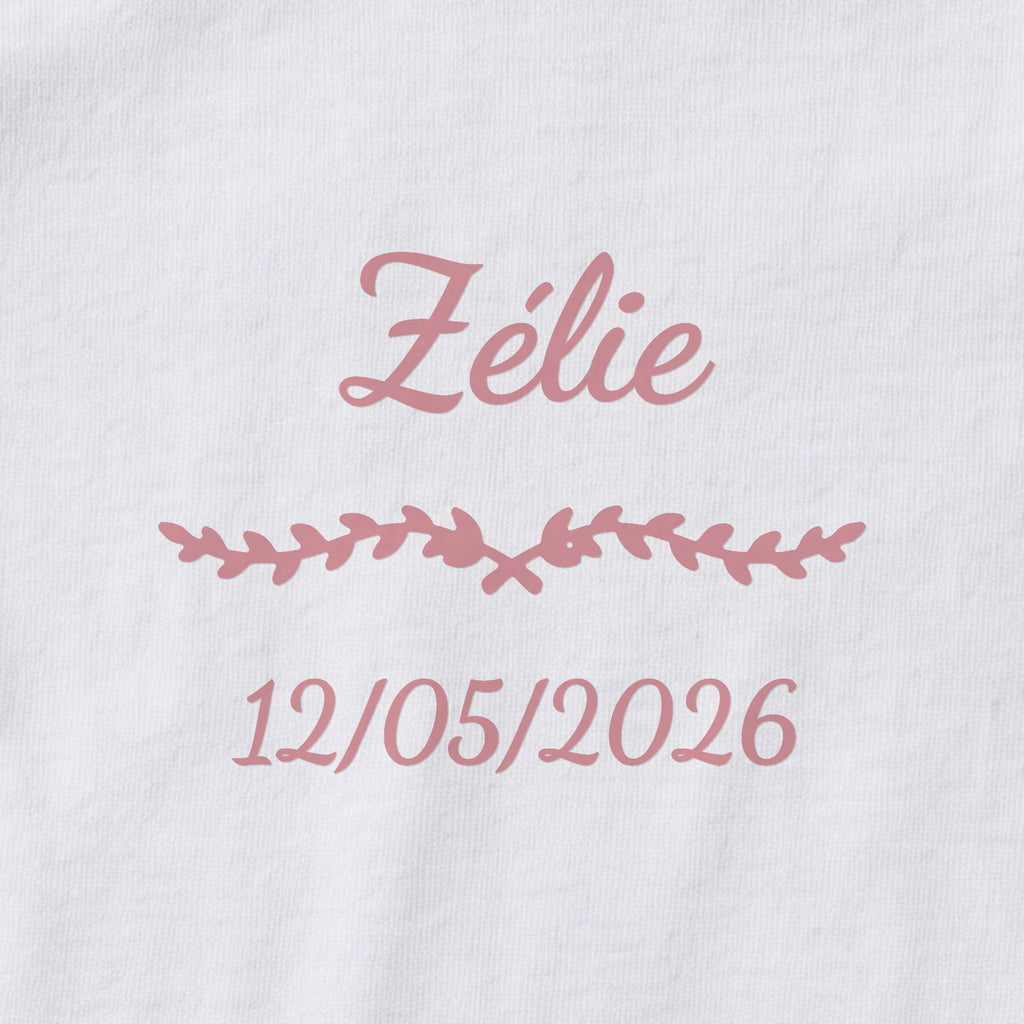 Body bébé personnalisé Zélie — gros plan du marquage « Zélie », ornement Liane et date de naissance « 12/05/2026 »