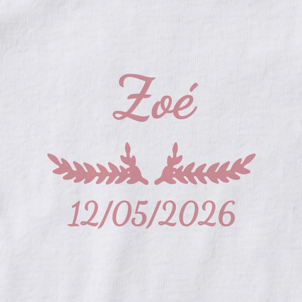 Body bébé personnalisé Zoé — gros plan du marquage « Zoé », ornement Bouquet et date de naissance « 12/05/2026 »