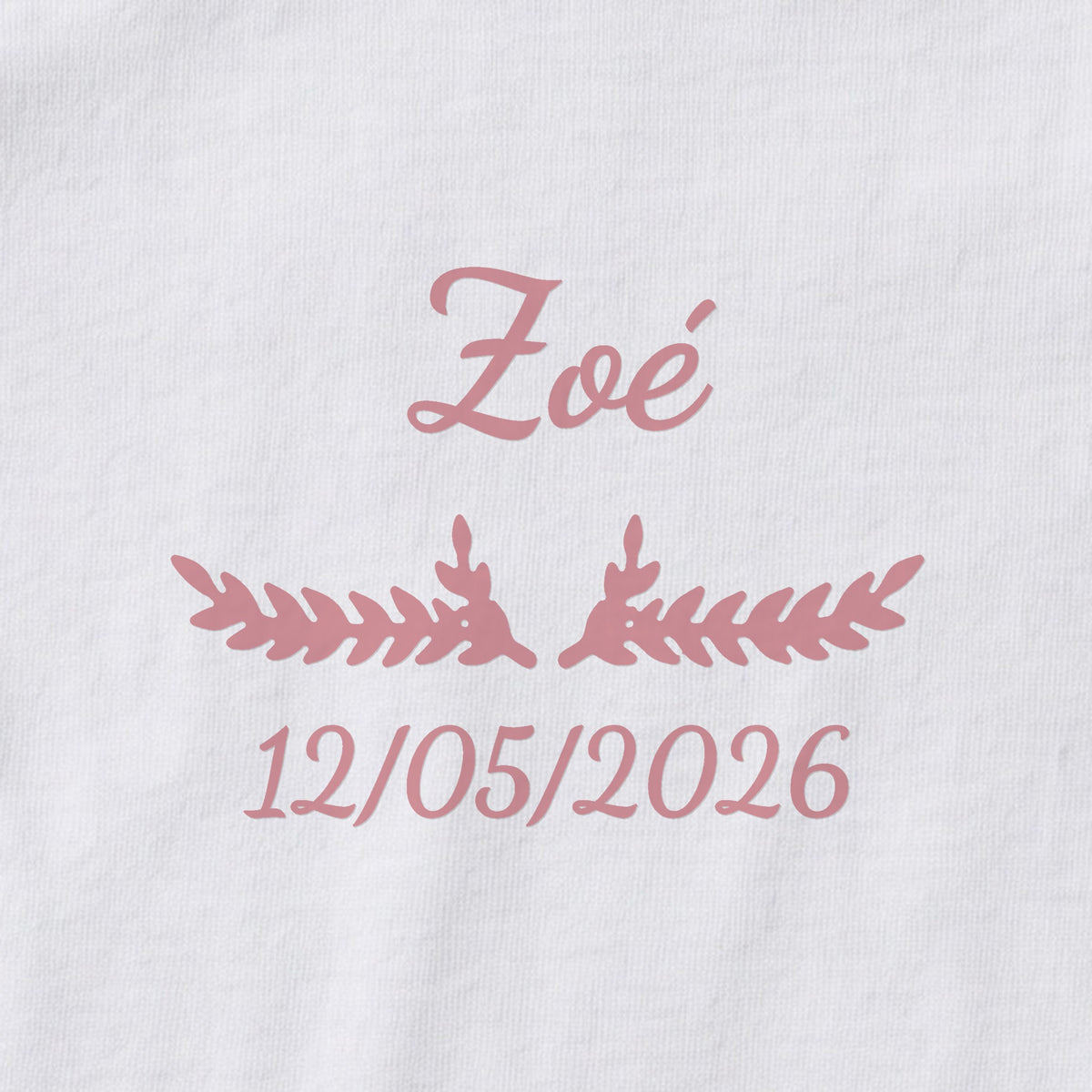 Body bébé personnalisé Zoé — gros plan du marquage « Zoé », ornement Bouquet et date de naissance « 12/05/2026 »