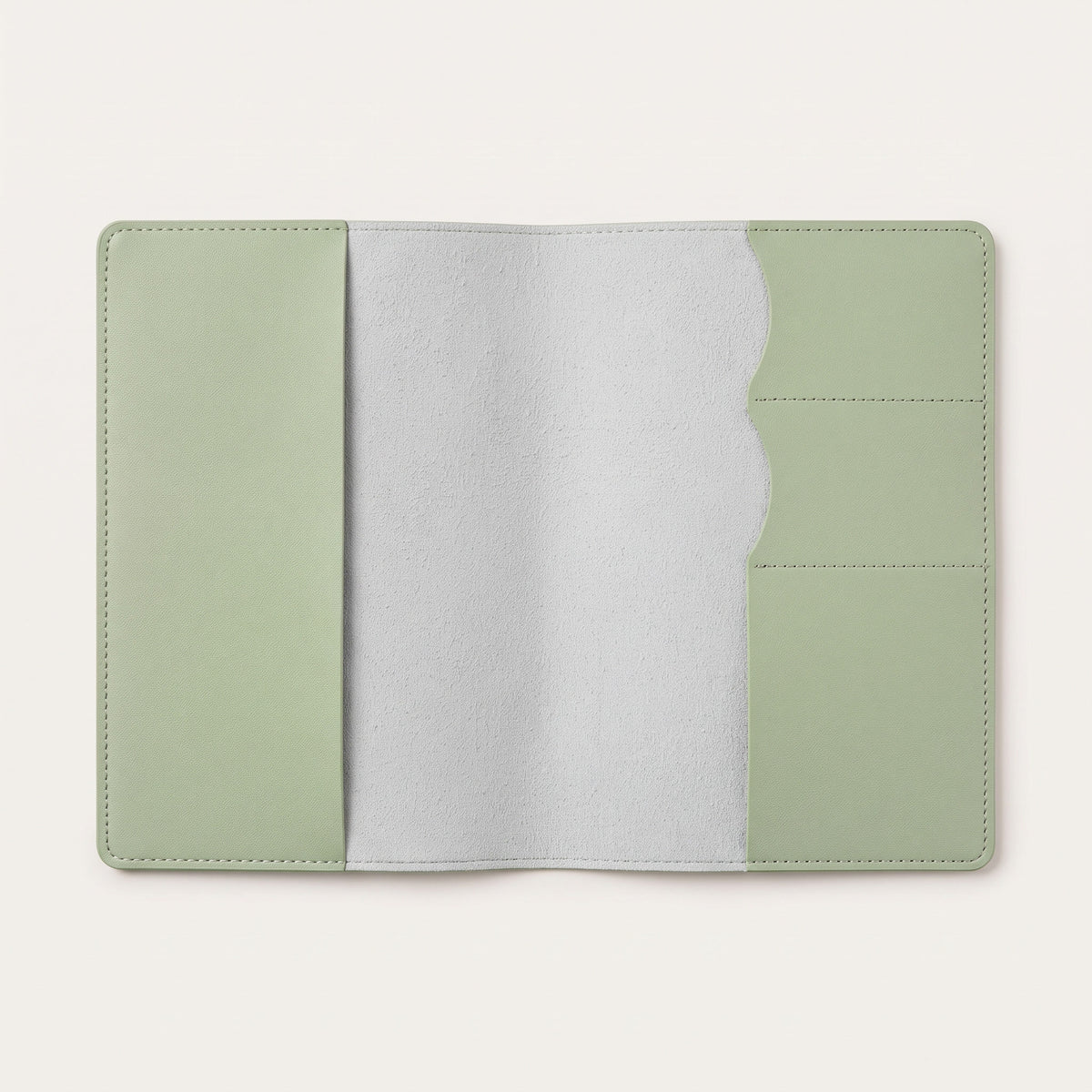 Protège carnet de santé chien personnalisé – Bouvier australien — ouvert à plat : rabat pour le carnet à gauche, 3 emplacements à cartes à droite, intérieur suédine (visuel de mise en scène, coloris Vert sauge)