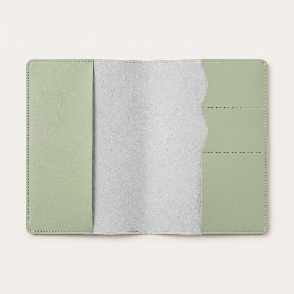 Protège carnet de santé bébé fille personnalisé – Licorne — ouvert à plat : rabat pour le carnet à gauche, 3 emplacements à cartes à droite, intérieur suédine (visuel de mise en scène, coloris Vert sauge)