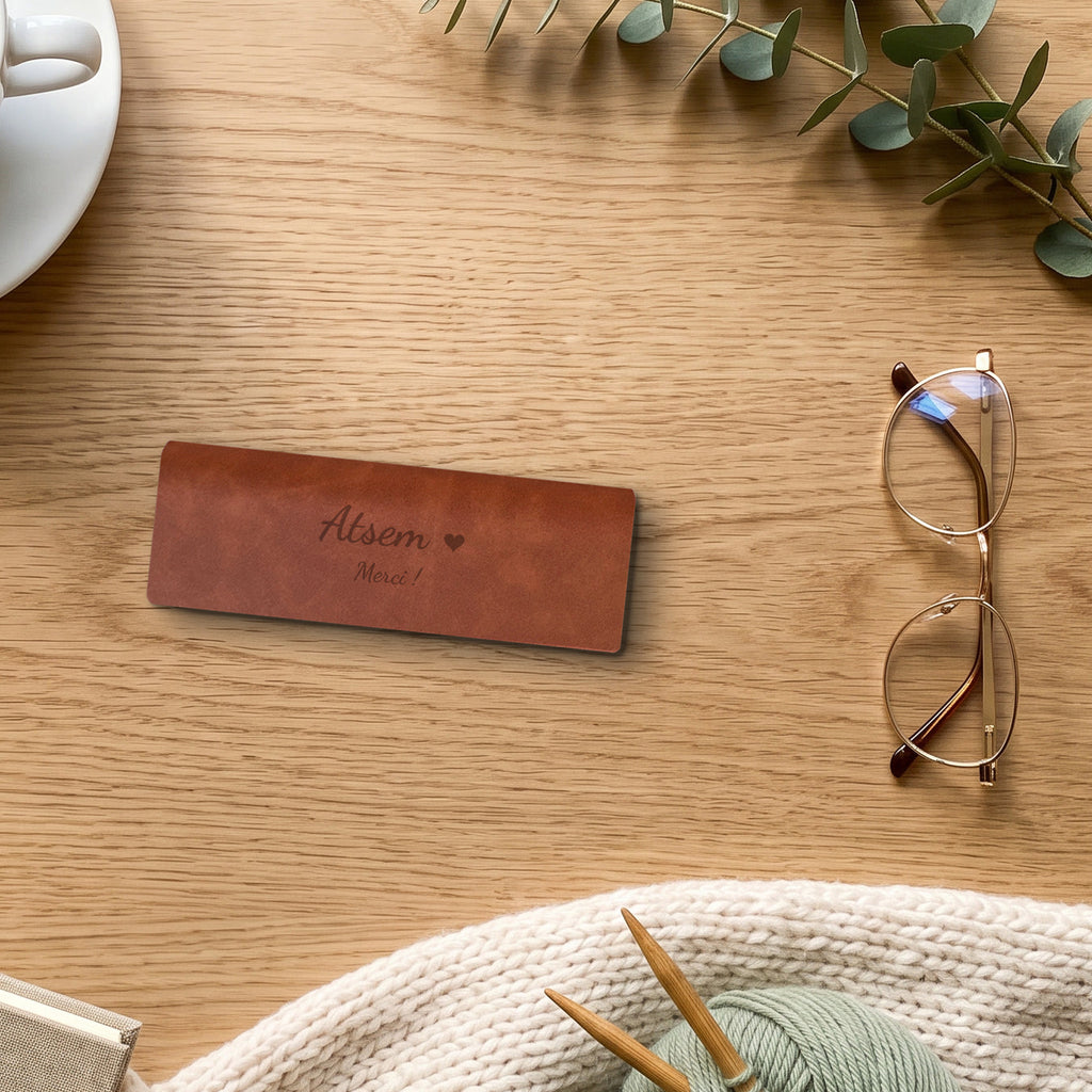 Étui à lunettes ATSEM personnalisé, gravé — visuel de mise en scène : l’étui gravé « Atsem » / « Merci ! » (Châtaigne)