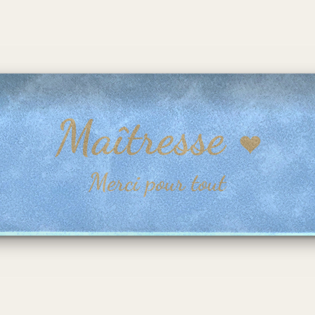 Étui à lunettes maîtresse personnalisé, gravé — gros plan de la gravure (Bleu ciel)