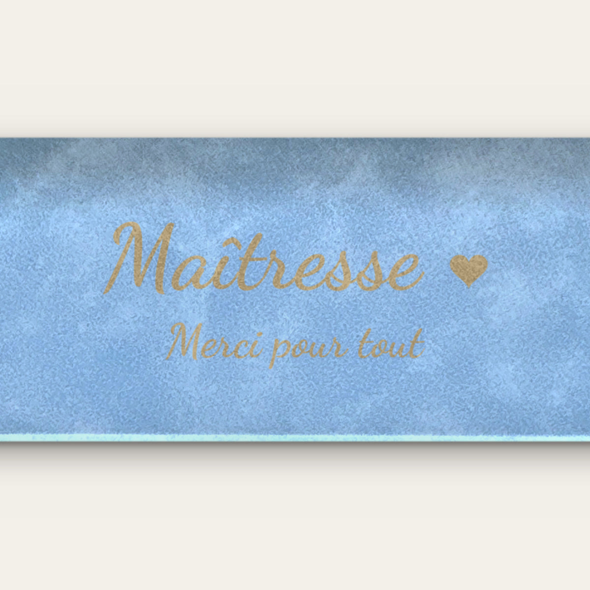Étui à lunettes maîtresse personnalisé, gravé — gros plan de la gravure (Bleu ciel)
