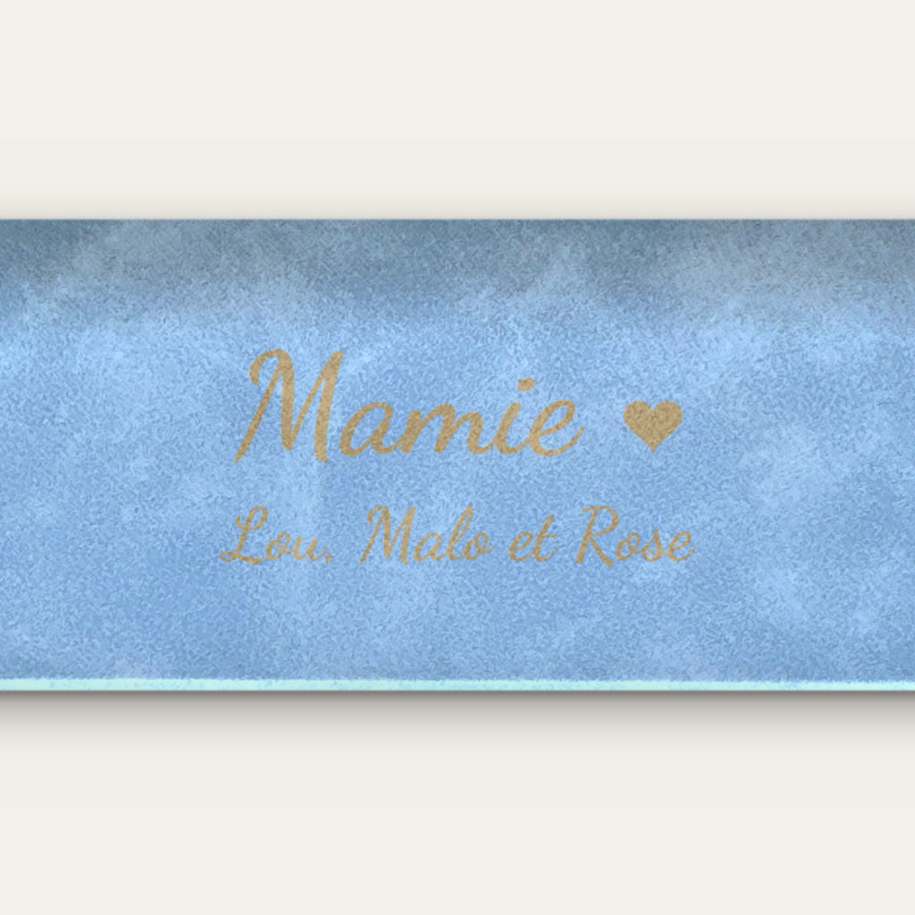 Étui à lunettes mamie personnalisé, gravé — gros plan de la gravure (Bleu ciel)