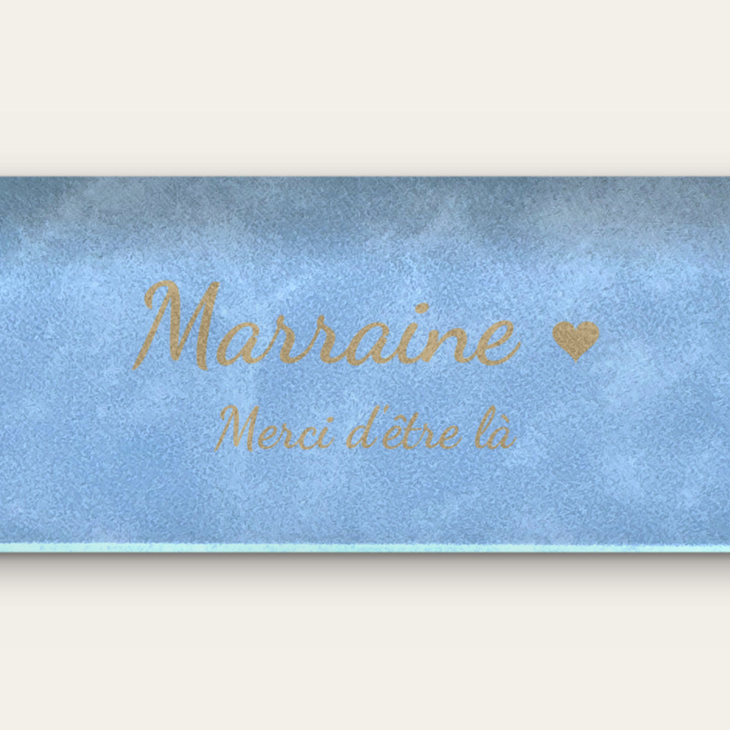 Étui à lunettes marraine personnalisé, gravé — gros plan de la gravure (Bleu ciel)