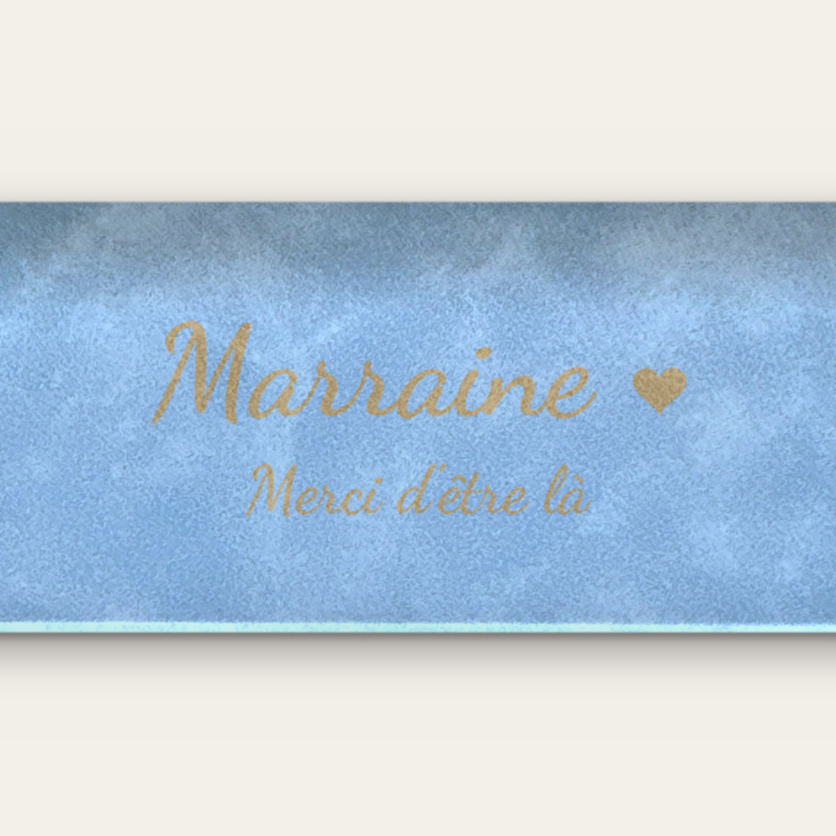 Étui à lunettes marraine personnalisé, gravé — gros plan de la gravure (Bleu ciel)