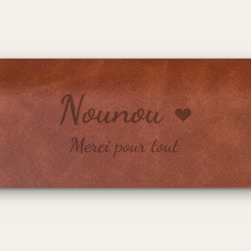 Étui à lunettes nounou personnalisé, gravé — gros plan de la gravure (Châtaigne)