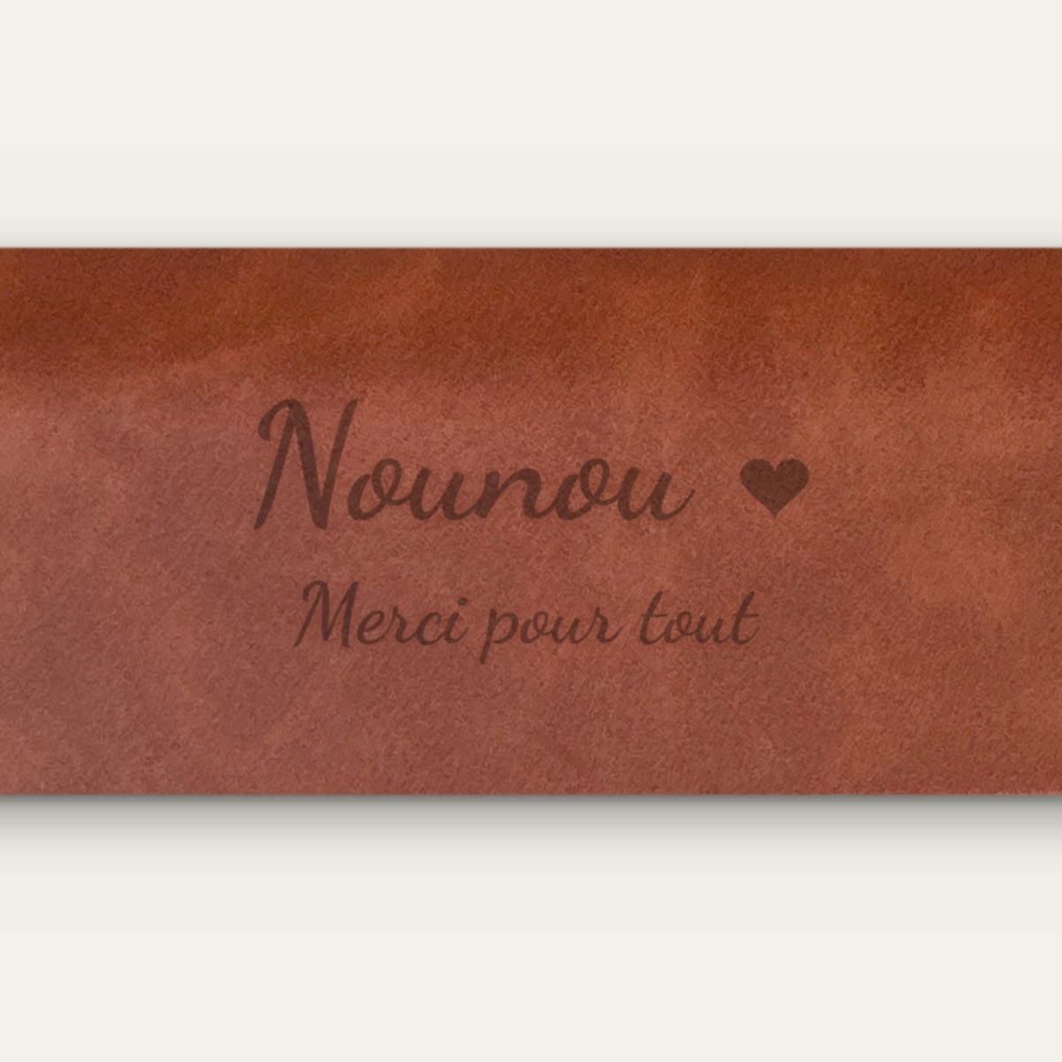 Étui à lunettes nounou personnalisé, gravé — gros plan de la gravure (Châtaigne)
