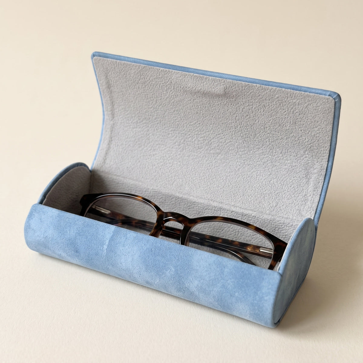 Lot de 2 étuis à lunettes maîtresse et ATSEM, gravés — visuel de mise en scène : étui ouvert, lunettes rangées dedans (Bleu ciel)
