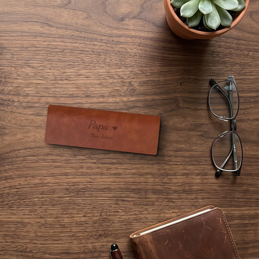 Étui à lunettes papa personnalisé, gravé — visuel de mise en scène : l’étui gravé « Papa » / « Mon héros » (Châtaigne)