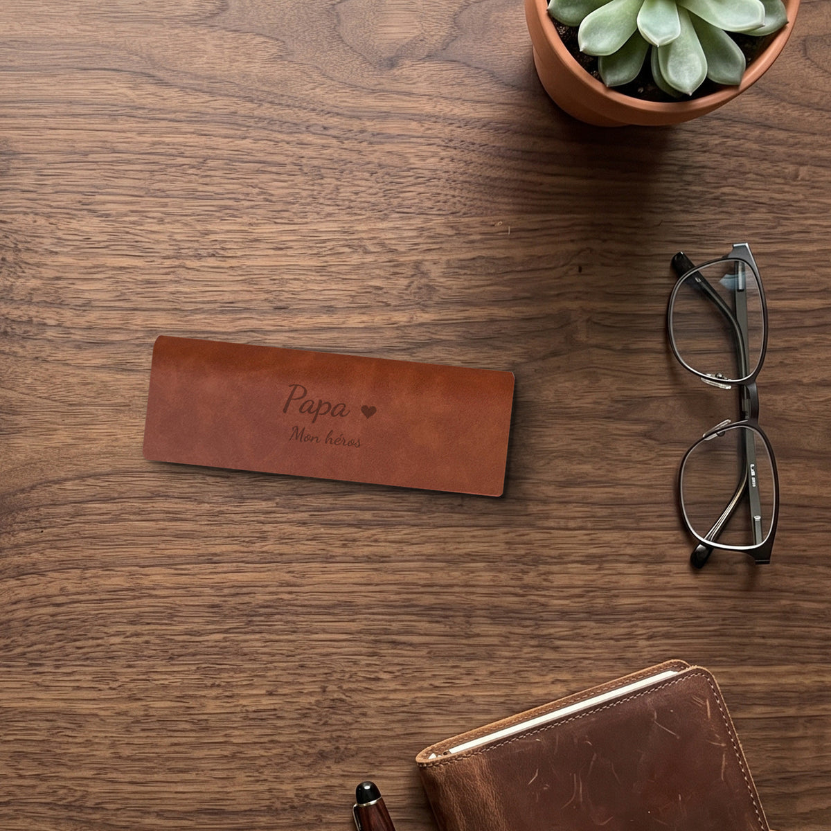 Étui à lunettes papa personnalisé, gravé — visuel de mise en scène : l’étui gravé « Papa » / « Mon héros » (Châtaigne)