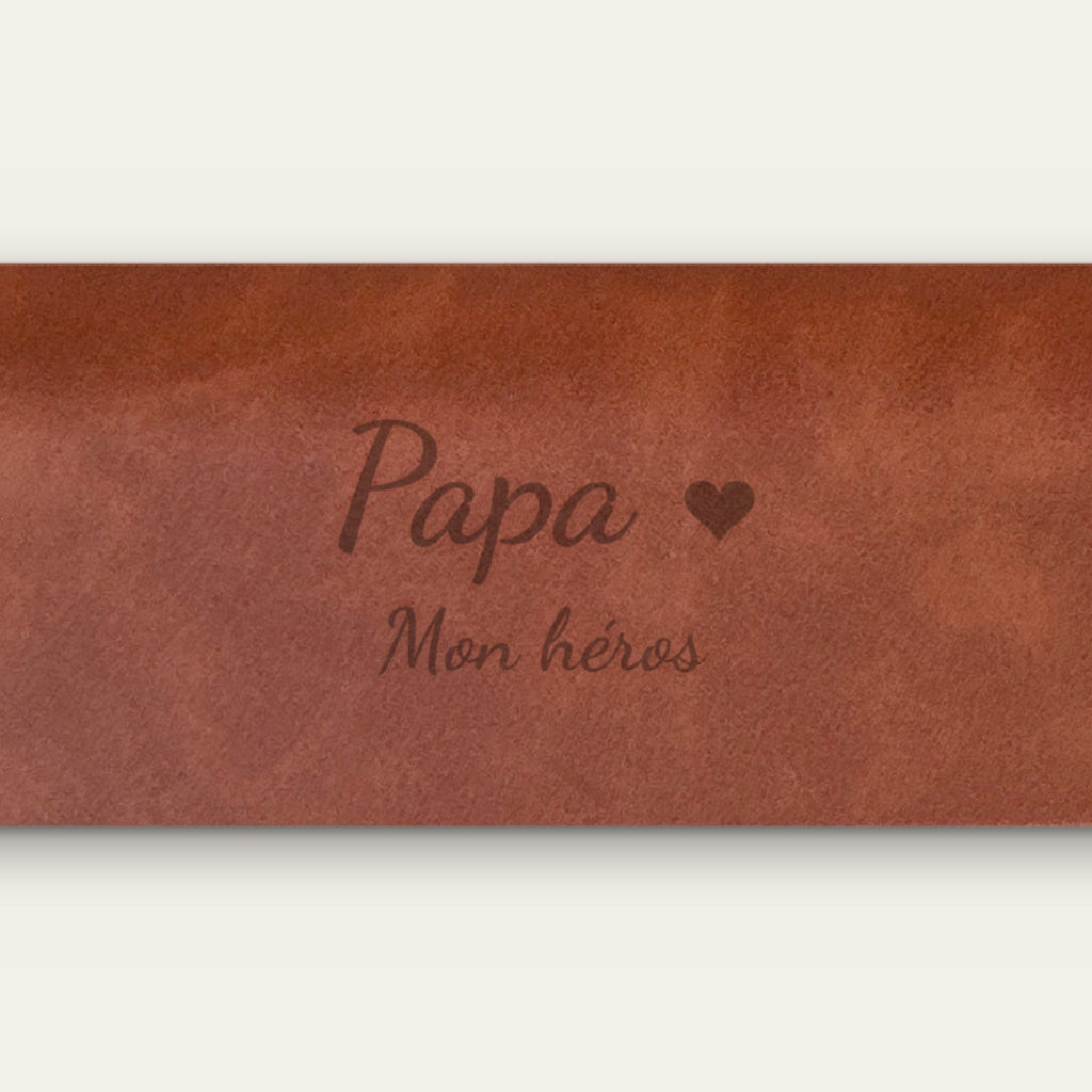 Étui à lunettes papa personnalisé, gravé — gros plan de la gravure (Châtaigne)