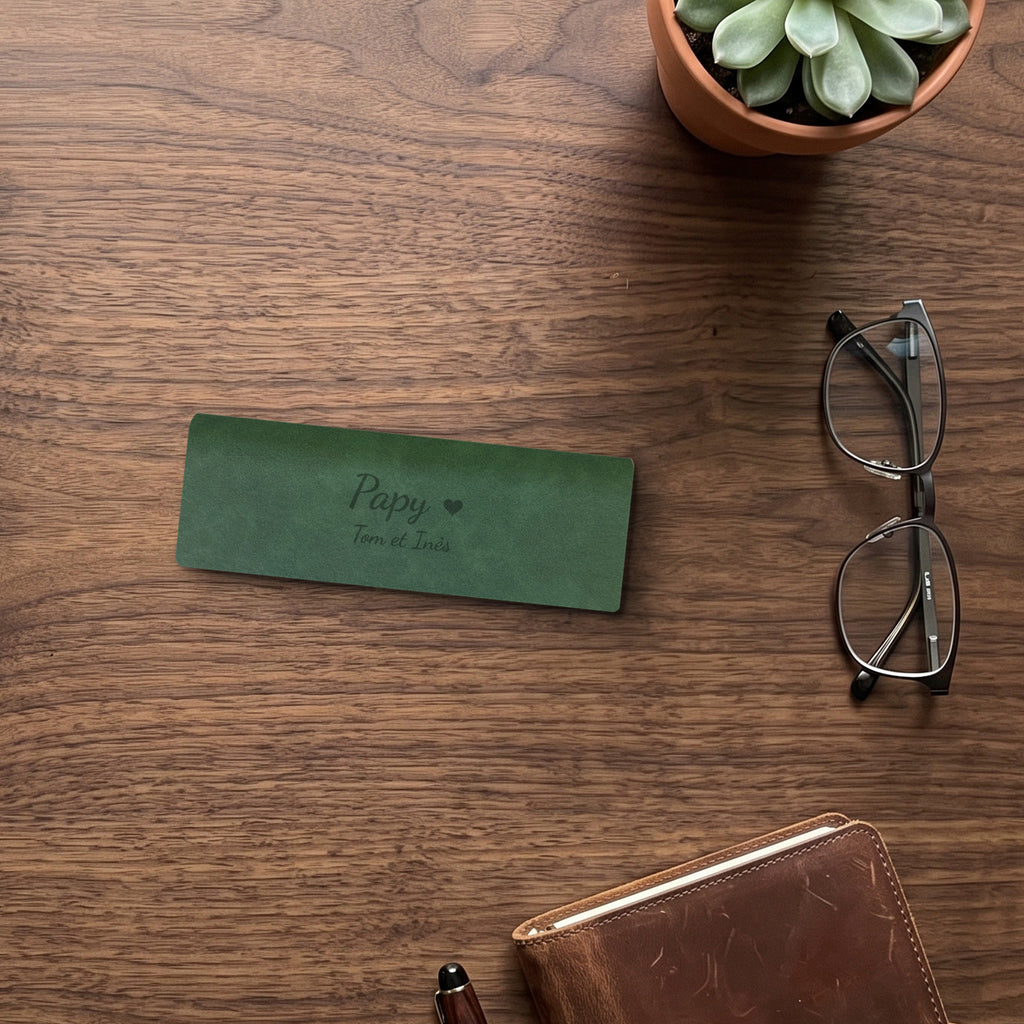Étui à lunettes papy personnalisé, gravé — visuel de mise en scène : l’étui gravé « Papy » / « Tom et Inès » (Vert sapin)
