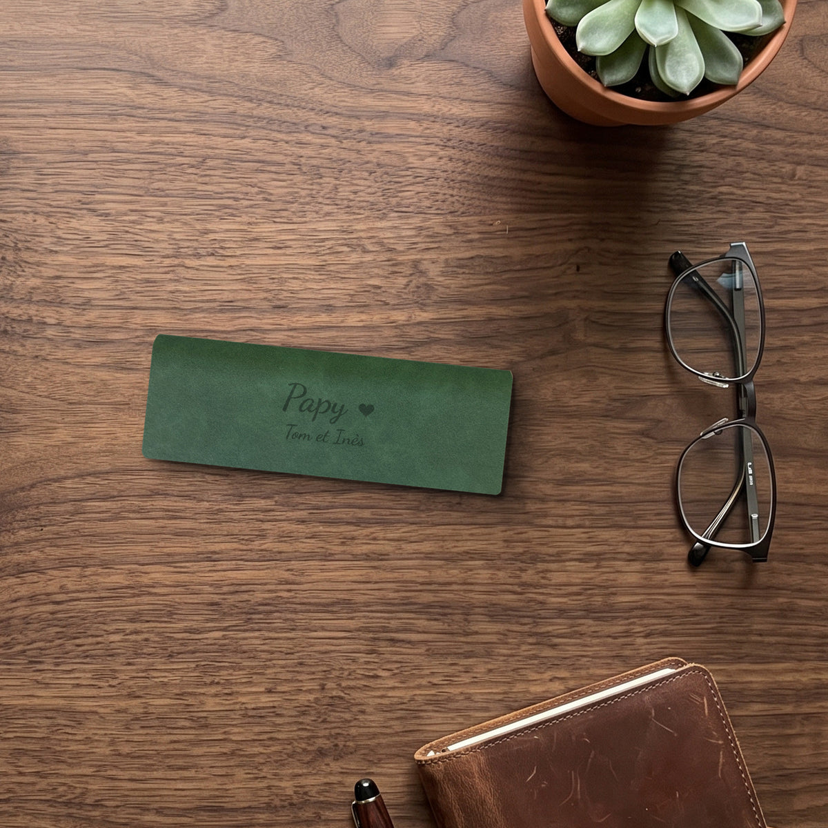 Étui à lunettes papy personnalisé, gravé — visuel de mise en scène : l’étui gravé « Papy » / « Tom et Inès » (Vert sapin)