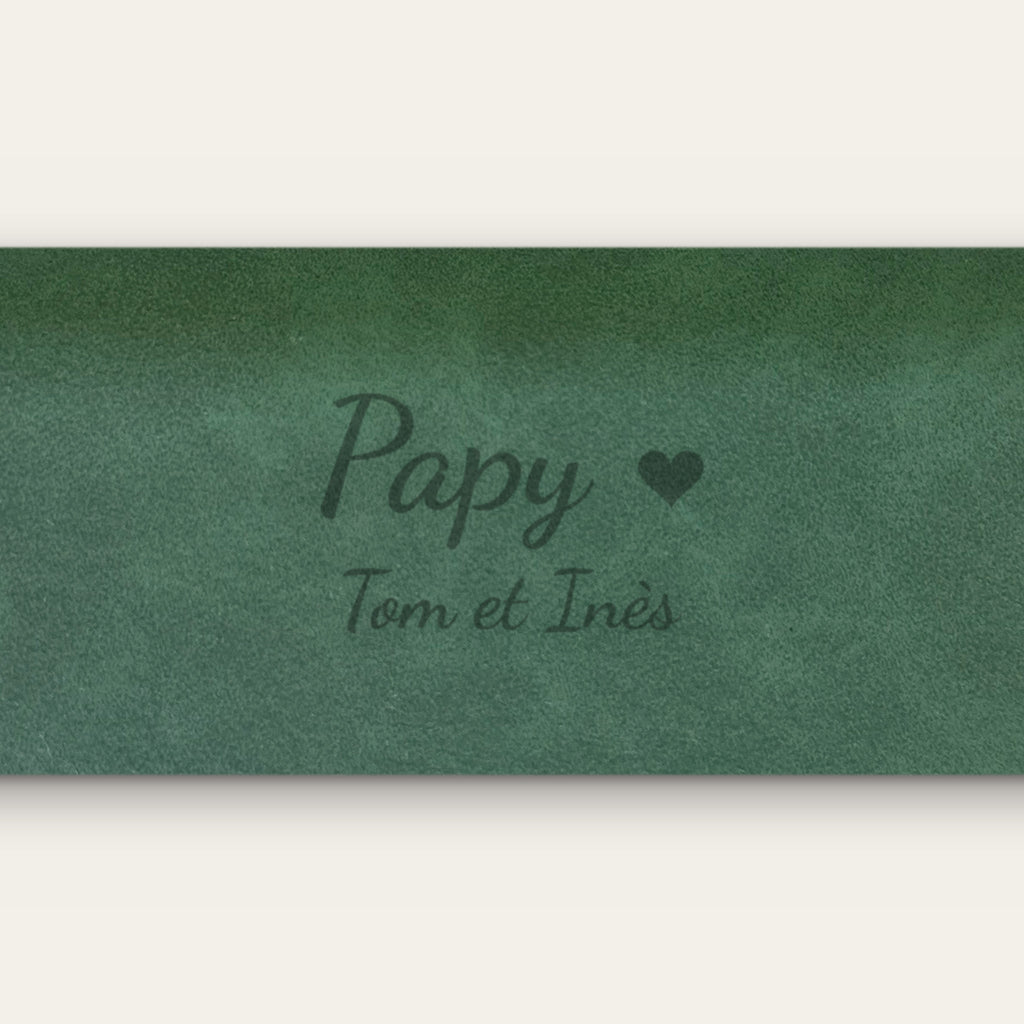 Étui à lunettes papy personnalisé, gravé — gros plan de la gravure (Vert sapin)