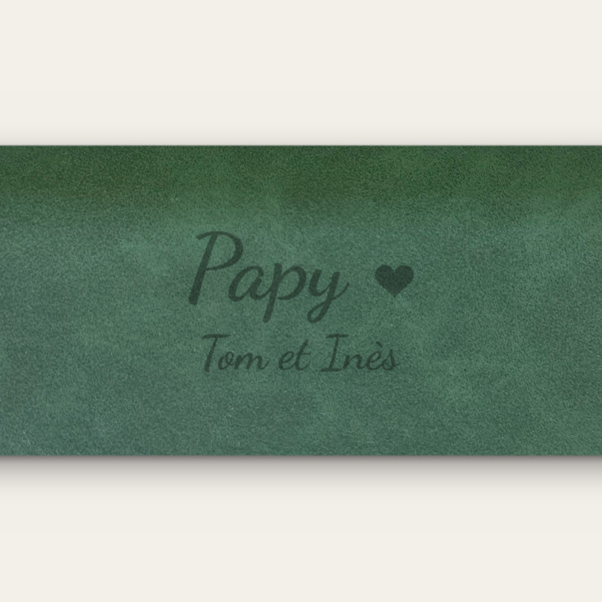 Étui à lunettes papy personnalisé, gravé — gros plan de la gravure (Vert sapin)