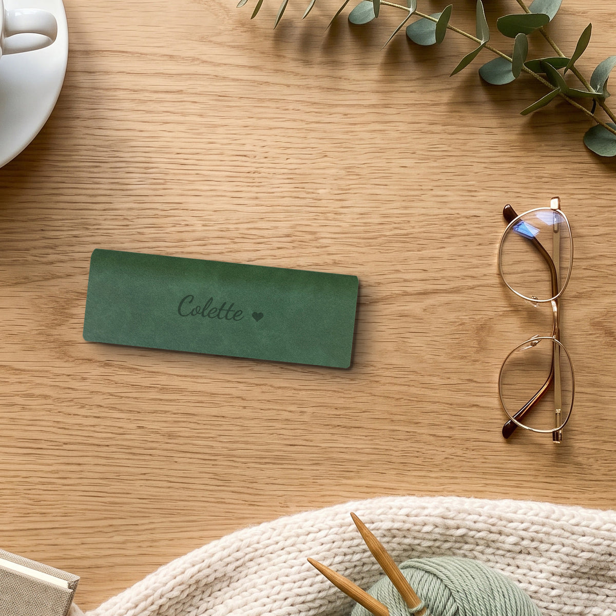 Étui à lunettes prénom personnalisé, gravé — visuel de mise en scène : l’étui gravé « Colette » (Vert sapin)