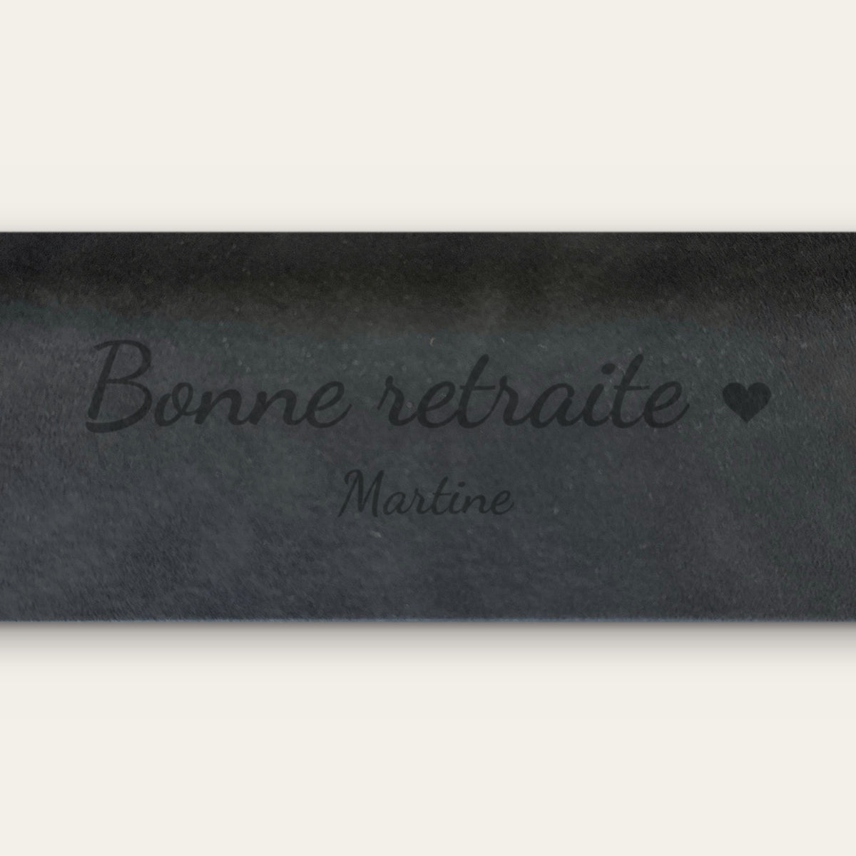 Étui à lunettes retraite personnalisé, gravé — gros plan de la gravure (Noir)