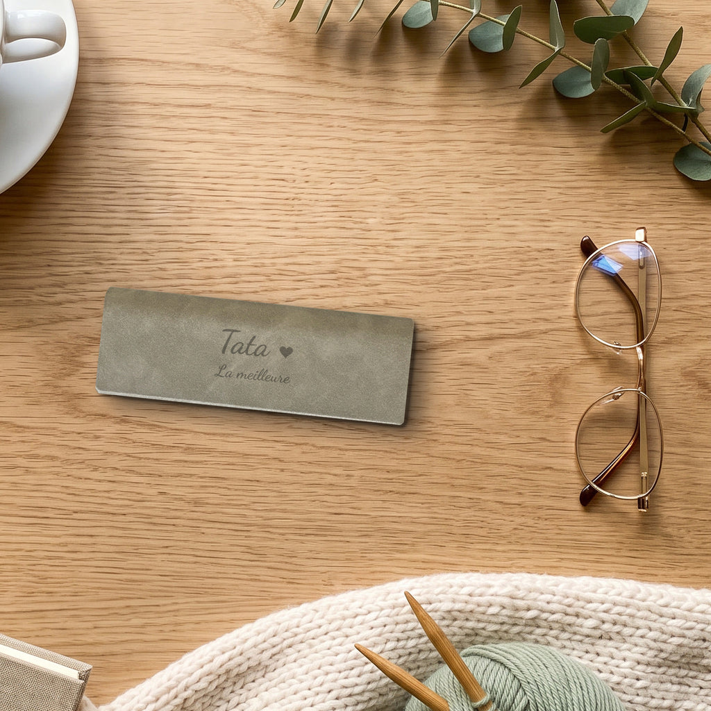 Étui à lunettes tata personnalisé, gravé — visuel de mise en scène : l’étui gravé « Tata » / « La meilleure » (Gris)