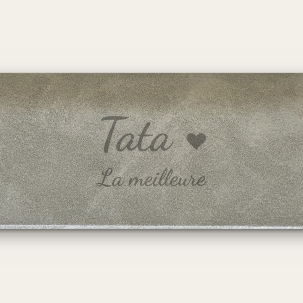 Étui à lunettes tata personnalisé, gravé — gros plan de la gravure (Gris)