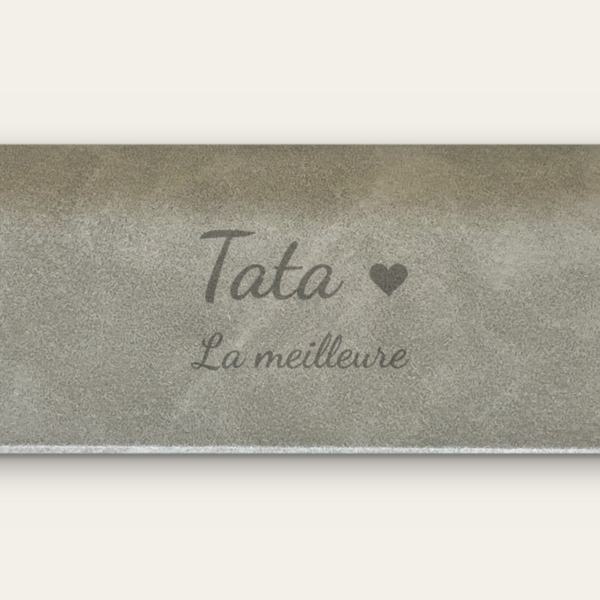 Étui à lunettes tata personnalisé, gravé — gros plan de la gravure (Gris)